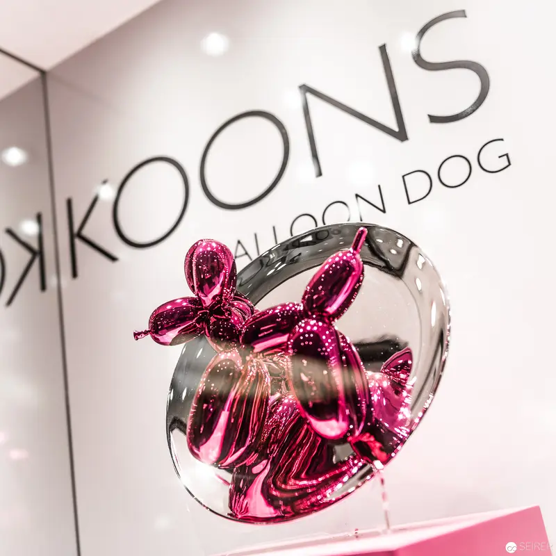 Jeff Koons Pink Balloon Dog Sculpture in Metallic Reflective Display