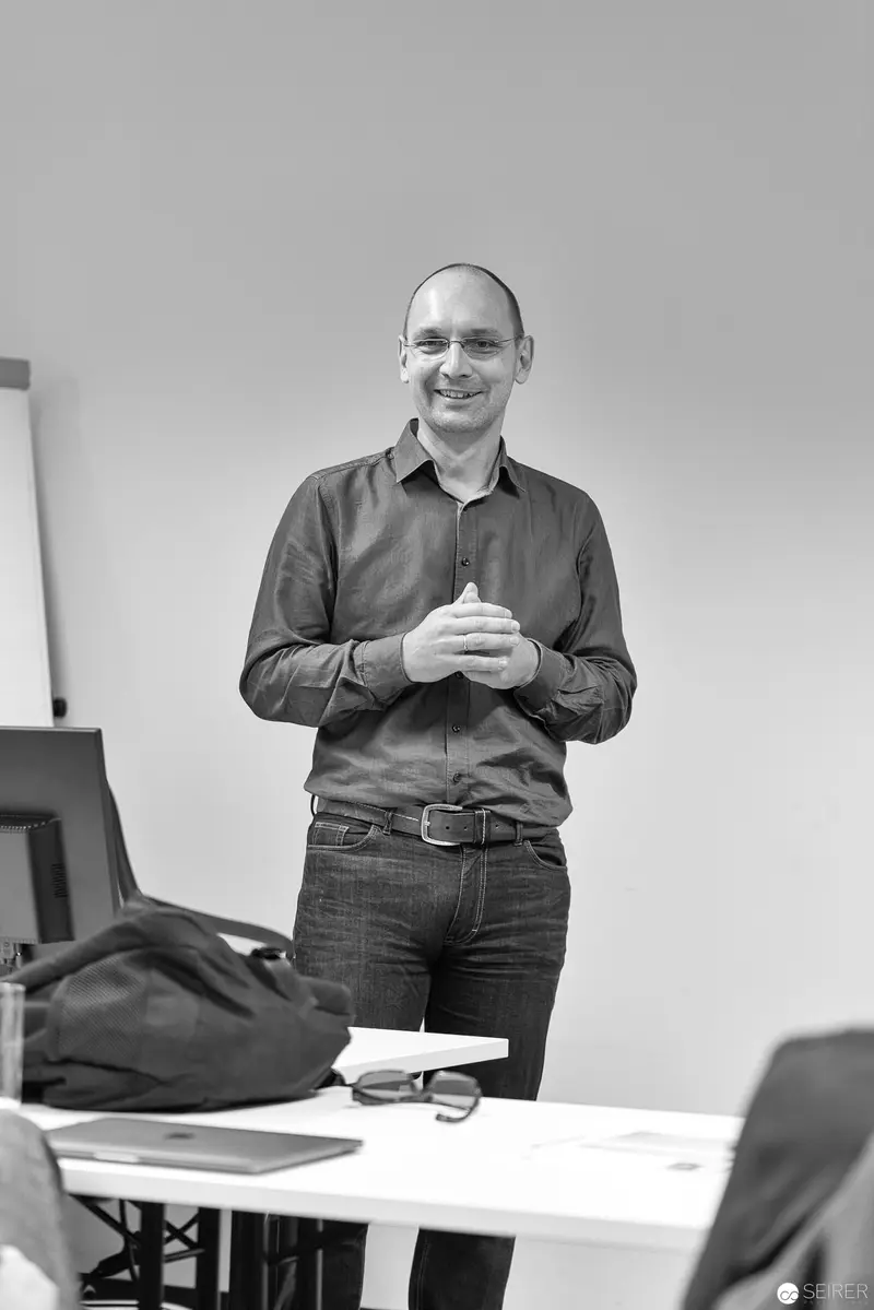 Microsoft User Group Meeting: Presenter Gesturing During Informal Presentation