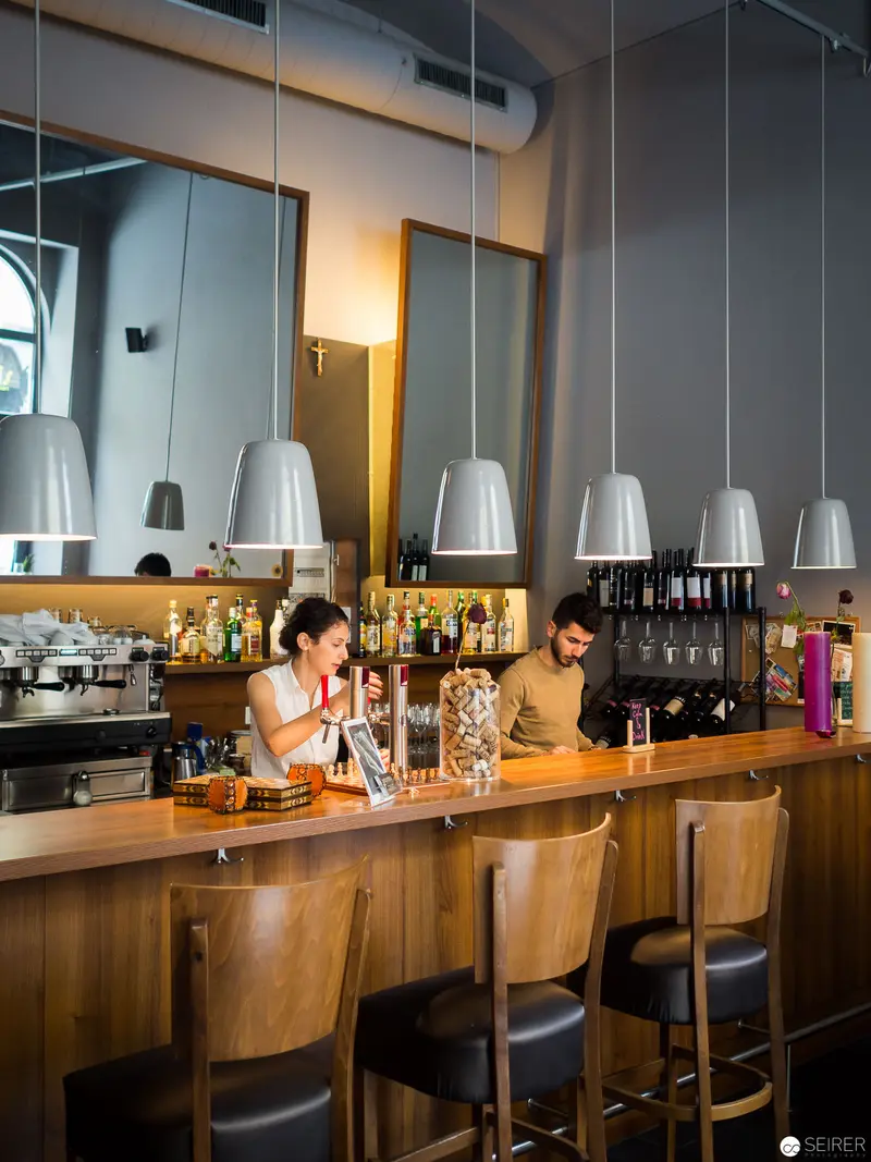Benjaminis Bar in Vienna: Bartenders Crafting Cocktails at Wooden Countertop