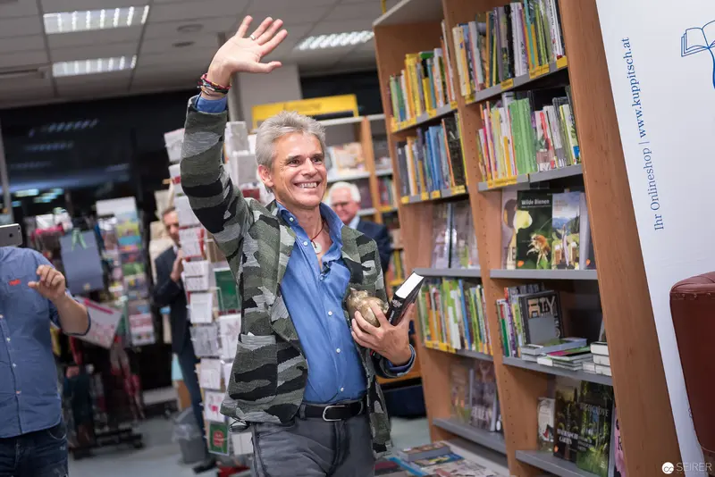 Thomas Brezina Presenting "Alte Geister ruhen unsanft" at Kuppitsch Bookstore