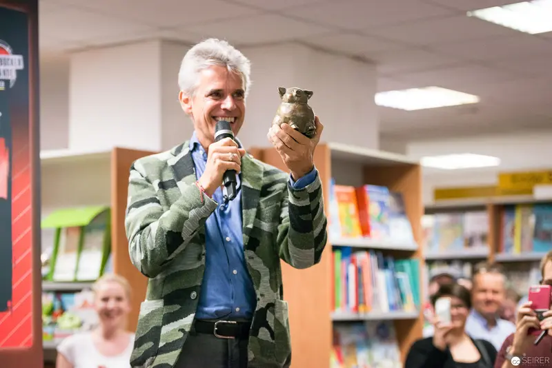Thomas Brezina Presenting "Alte Geister ruhen unsanft" at Kuppitsch Bookstore