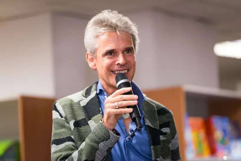 Thomas Brezina Presenting "Alte Geister ruhen unsanft" at Kuppitsch Bookstore