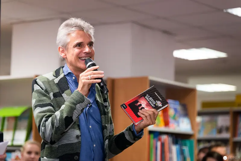 Thomas Brezina Presenting "Alte Geister ruhen unsanft" at Kuppitsch Bookstore
