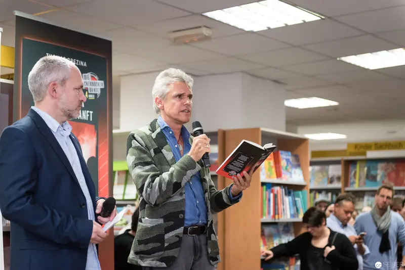 Thomas Brezina Presenting "Alte Geister ruhen unsanft" at Kuppitsch Bookstore