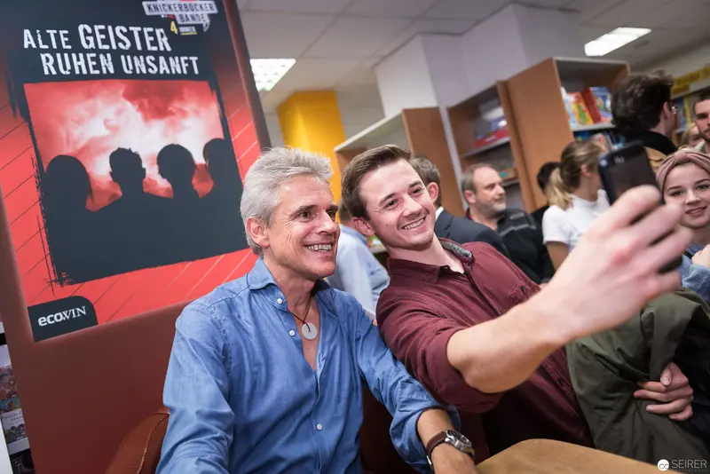 Thomas Brezina Book Presentation at Kuppitsch Bookstore - Smiling Selfie Moment
