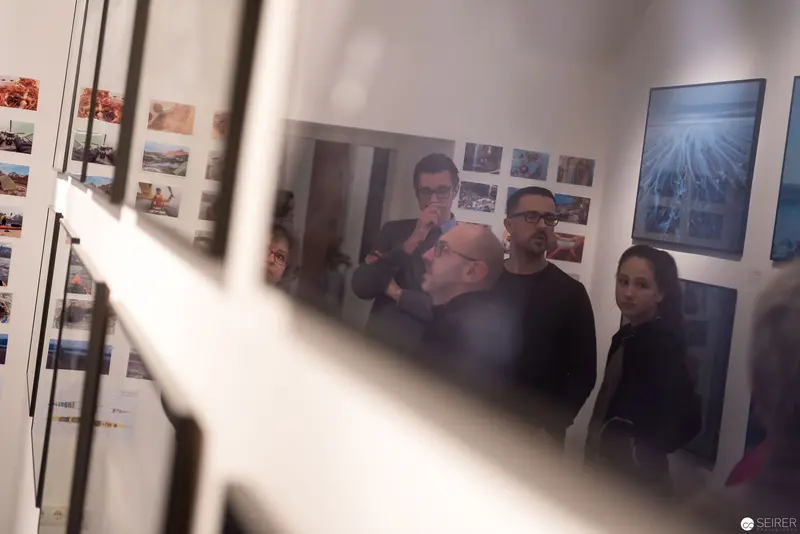 Wolf Hoffmann Vernissage: Reflective Gallery Space with Photographers in Contemplation