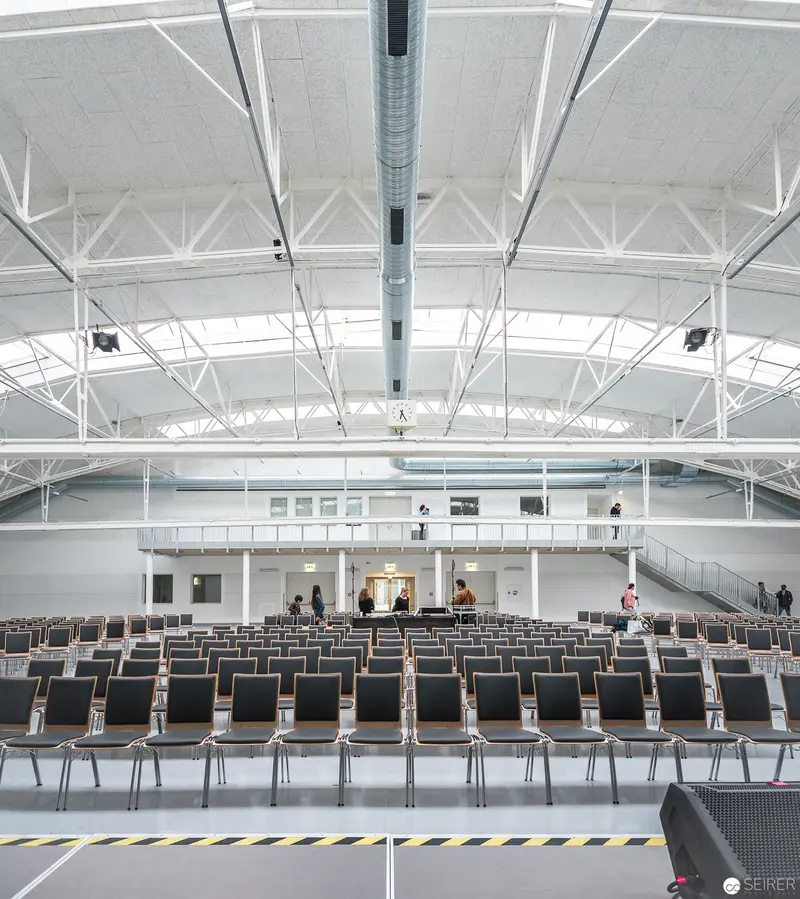 Architectural Study of Anker Brotfabrik's Expedithalle: Minimalist Interior and Spatial Geometry