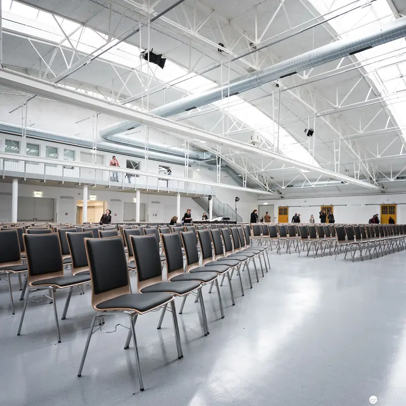Expedithalle Anker Brotfabrik: Minimalist Interior with Rows of Modernist Chairs, Vienna 2017