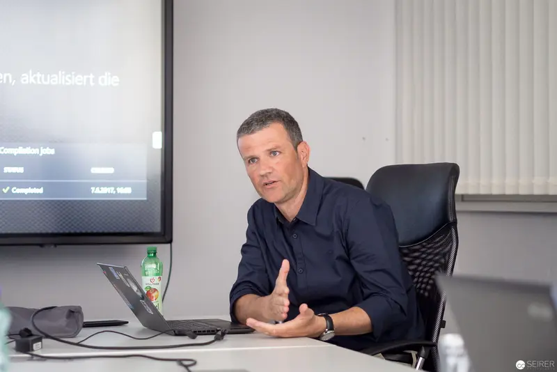 Microsoft Technologies Expert Discussing Presentation at Experts Live Usergroup Meeting in Linz