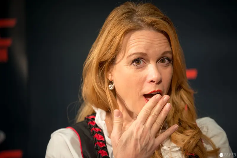 Chase Masterson at Vienna ComicCon 2017, Expressive Gesture During Interview