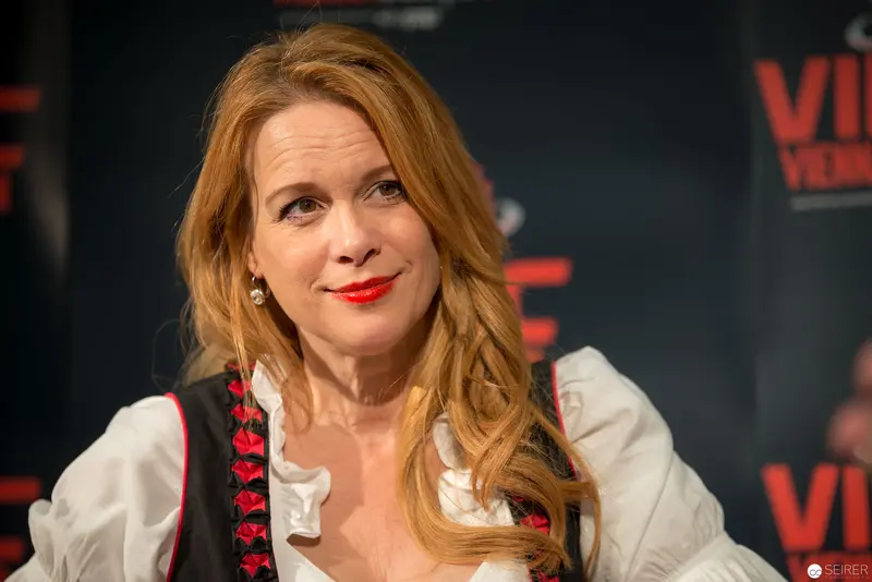 Chase Masterson at Vienna ComicCon 2017, Elegant in White and Black Dirndl