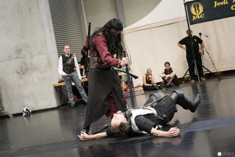 Klingenspiel Historic Fencing Performance: Dramatic Combat Scene with Fallen Performer