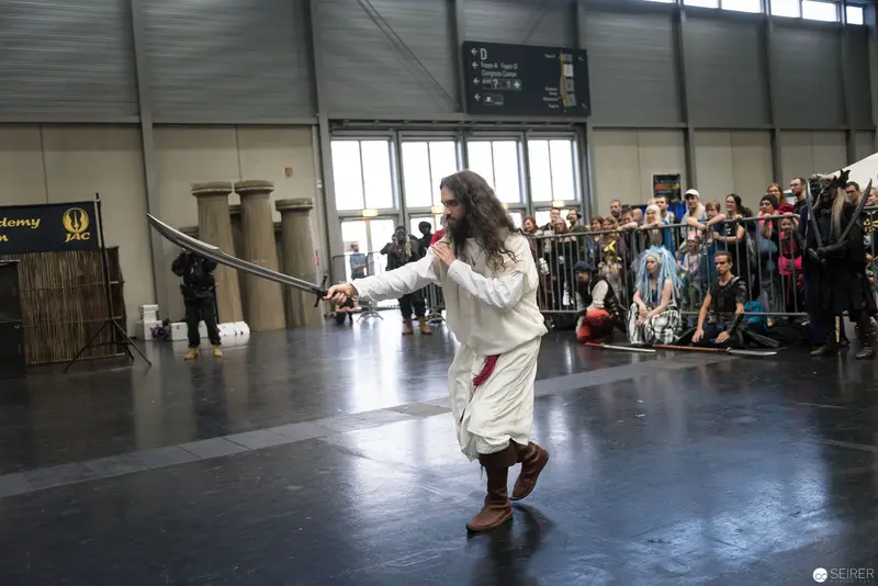 Historic Fencing Performance at Klingenspiel Vienna: Sword Demonstration in White Attire