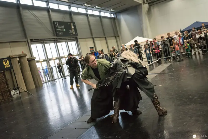 Klingenspiel Historic Fencing Performance: Dynamic Combat Demonstration in Indoor Venue