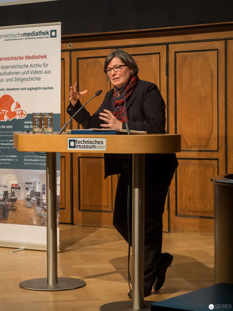 Speaker Presenting at Sächsisches Museums Podium in Academic Setting