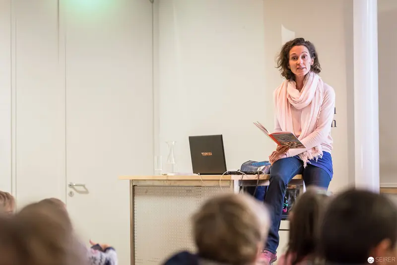 Melanie Laibl Reading at Bücherei Wien During Literary Event with Janetts Meinung