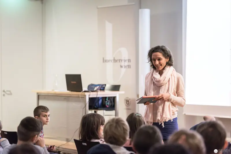 Melanie Laibl Presenting at Bücherei Wien Public Book Reading Event
