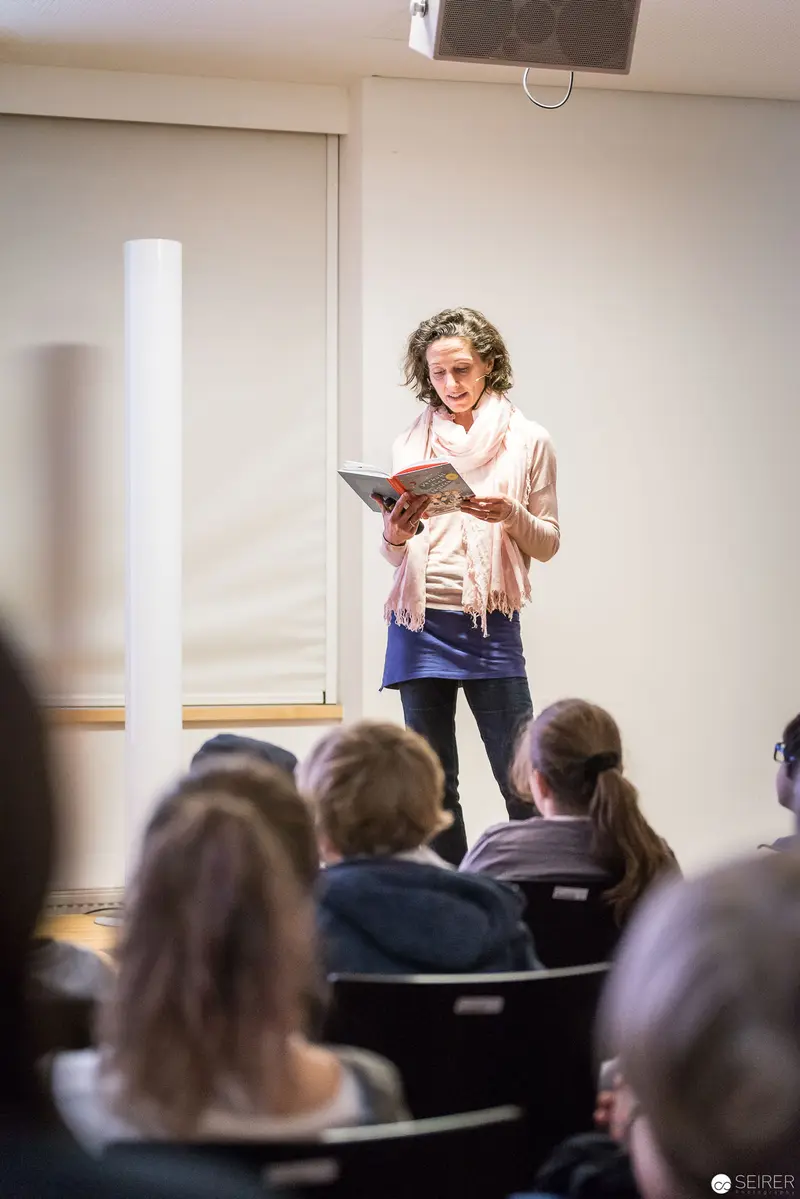 Melanie Laibl Presenting Book at Bücherei Wien Public Reading Event