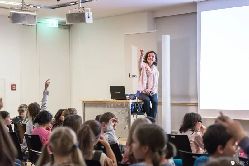 Melanie Laibl Engaging Young Readers During Interactive Book Reading Session at Bücherei Wien