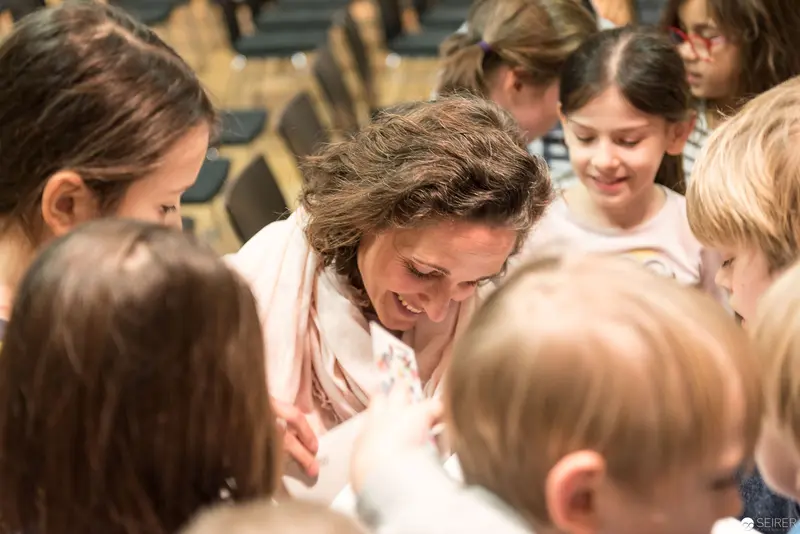 Melanie Laibl's Book Reading at Bücherei Wien with Children Gathered Close