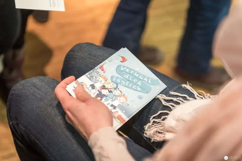 Melanie Laibl Reading Book at Bücherei Wien During Literary Event with Janetts Meinung