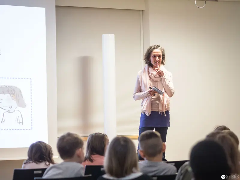 Melanie Laibl Presenting at Bücherei Wien Book Reading Event with Janetts Meinung