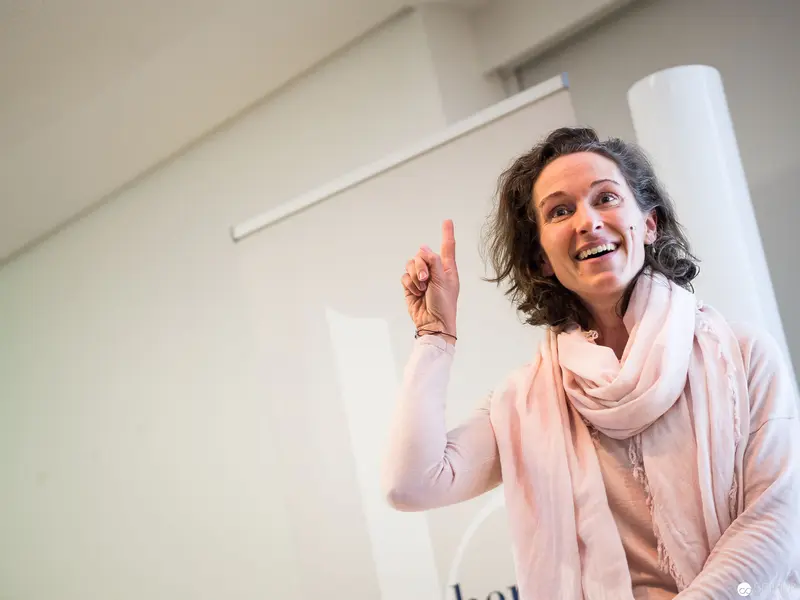 Melanie Laibl Presenting at Bücherei Wien Book Reading with Animated Gesture