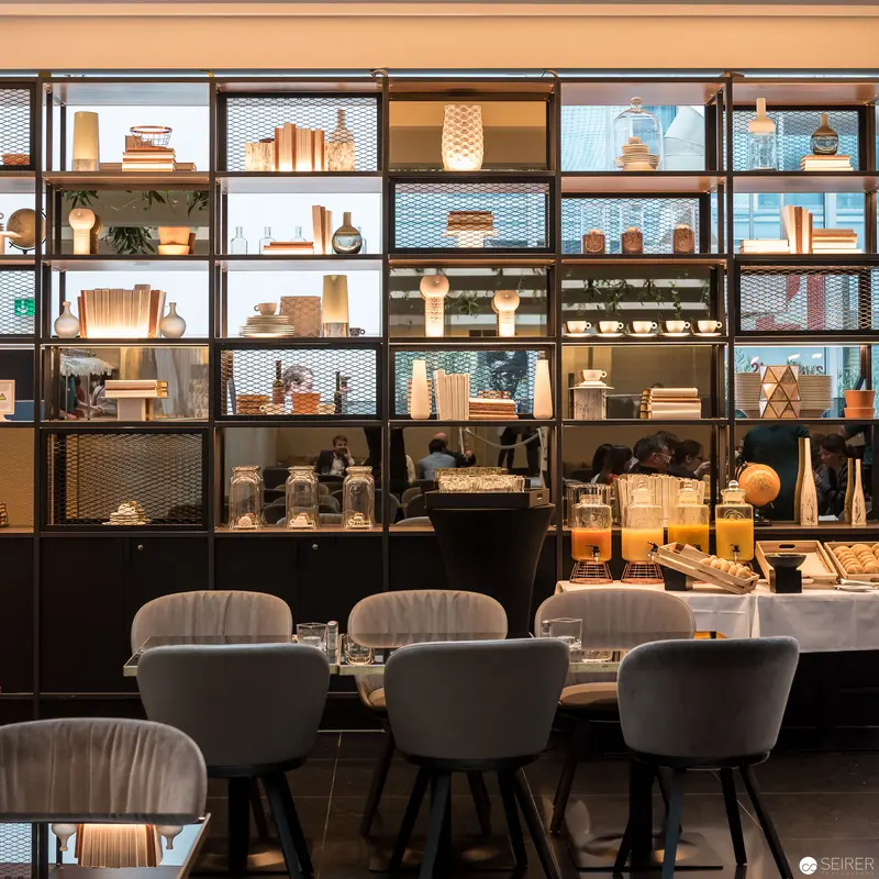 Modern Interior Design: Modular Shelving Unit with Dining Chairs in Neutral Palette