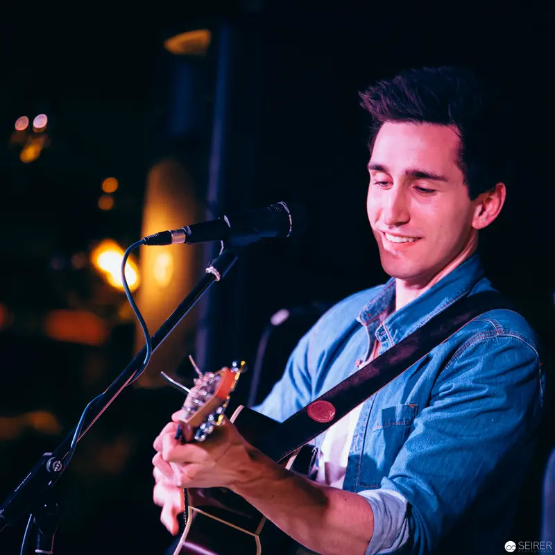 Intimate Acoustic Performance Under Warm Stage Lighting