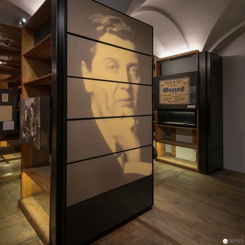 Fragmented Portrait Display in Contemporary Museum Exhibition Design