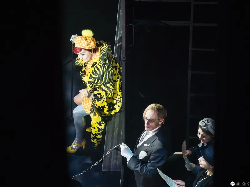 Dramatic Staging of "Besuch der alten Dame" at Theater an der Wien