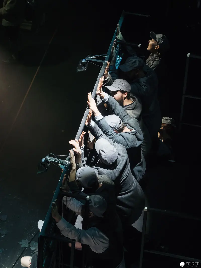 Dramatic Vertical Ascent in "Besuch der alten Dame" Stage Performance