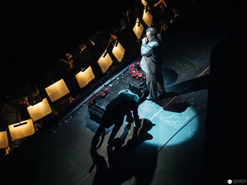 Dramatic Staging of "Besuch der alten Dame" at Theater an der Wien