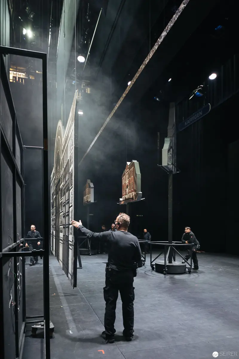 Backstage Staging of "Besuch der alten Dame" at Theater an der Wien