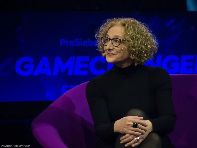 ProSiebenSat.1 Media SE 4GameChangers Festival: Speaker in Curly Hair and Glasses