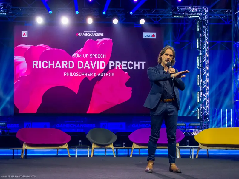 Richard David Precht Delivers Keynote at 4GameChangers Festival in Blue-Pink Stage Design