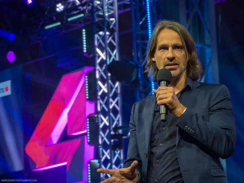 4GameChangers Festival Speaker Presents with Dynamic Stage Lighting