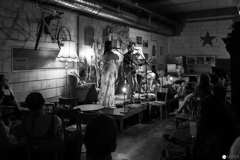 Intimate Acoustic Performance in Underground Venue with Atmospheric Lighting