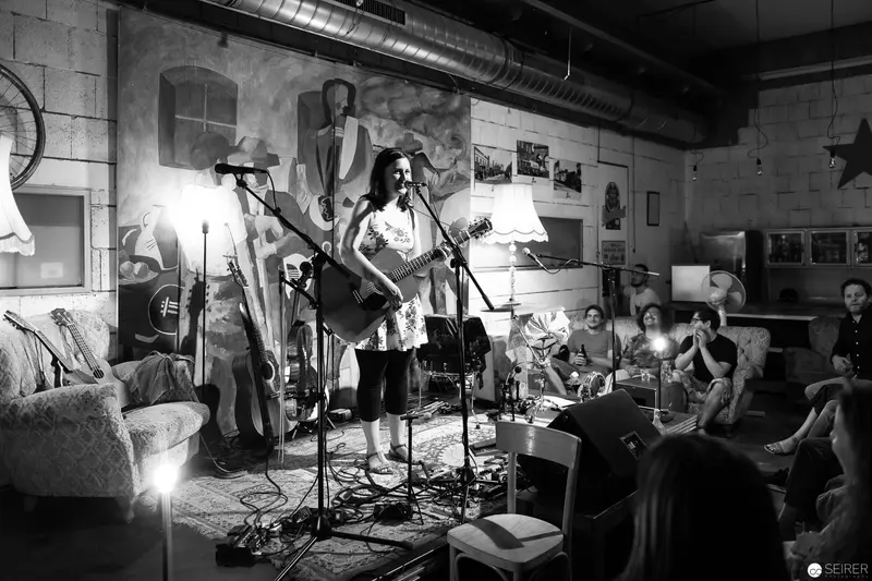Intimate Acoustic Performance in Minimalist Industrial Space