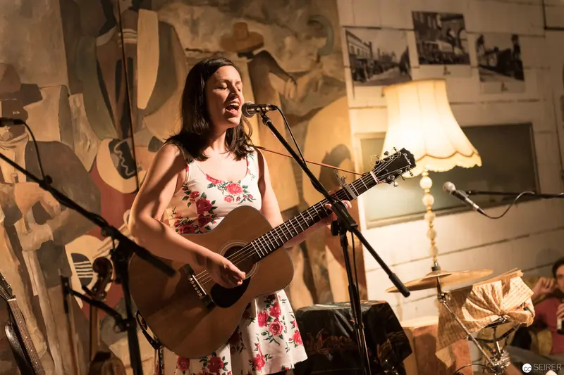 Acoustic Performance in Intimate Vintage-Styled Interior with Historical Backdrop