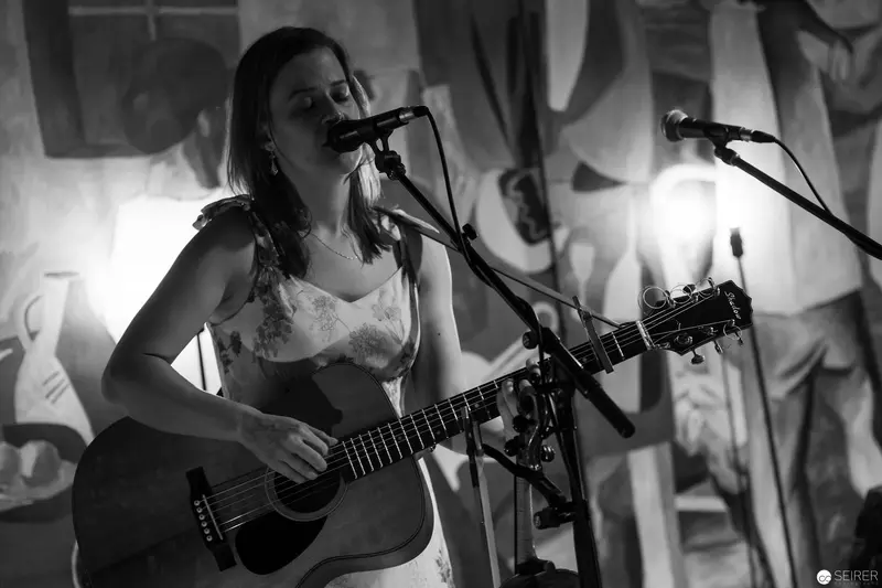 Acoustic Performance in Black and White: Intimate Stage Illumination