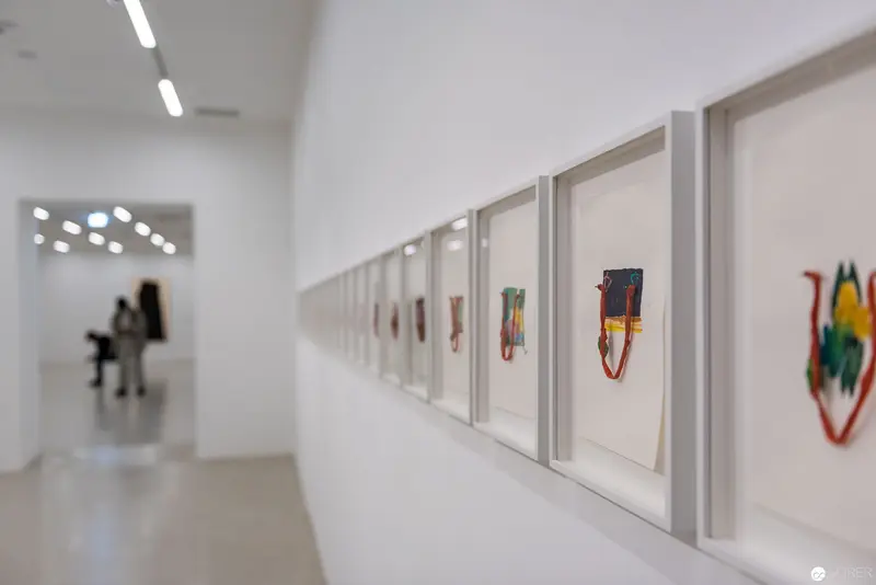 Eva und die Zukunft Reloaded: Framed Artworks in Minimalist Gallery Space