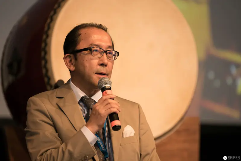 Speaker Presenting at AniNite 2018 Conference in Formal Attire