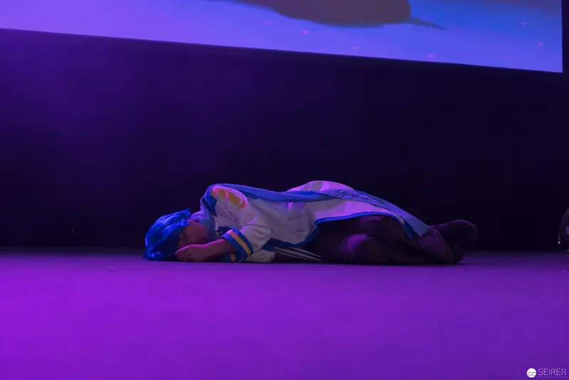 AniNite 2018: Performer Collapsed in Intense Blue-Purple Stage Lighting