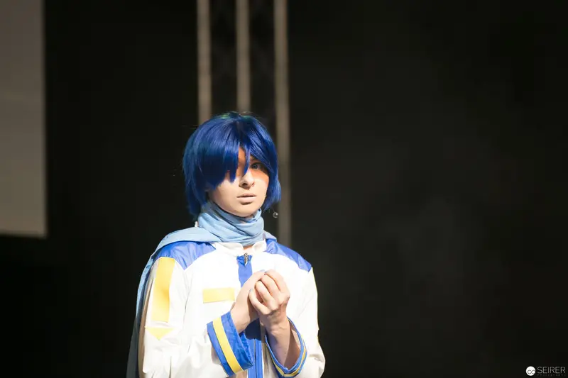 Cosplay Performance at AniNite 2018: Blue-Haired Character in Theatrical Pose