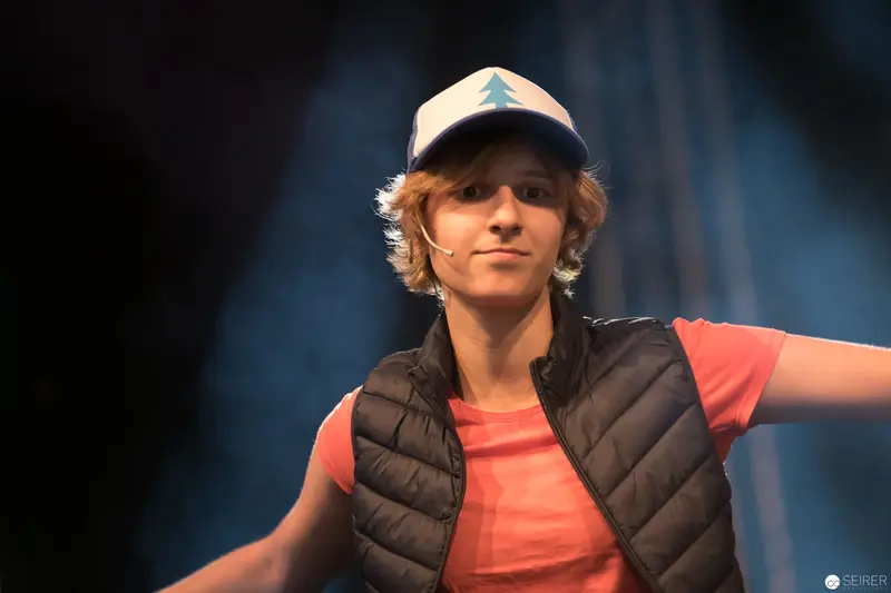 Young Performer in Blue-Toned Stage Lighting at AniNite 2018 Performance