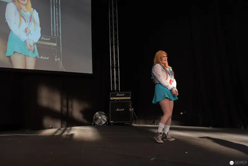 Solo Performance at AniNite 2018 Featuring Blonde Performer in Blue Skirt