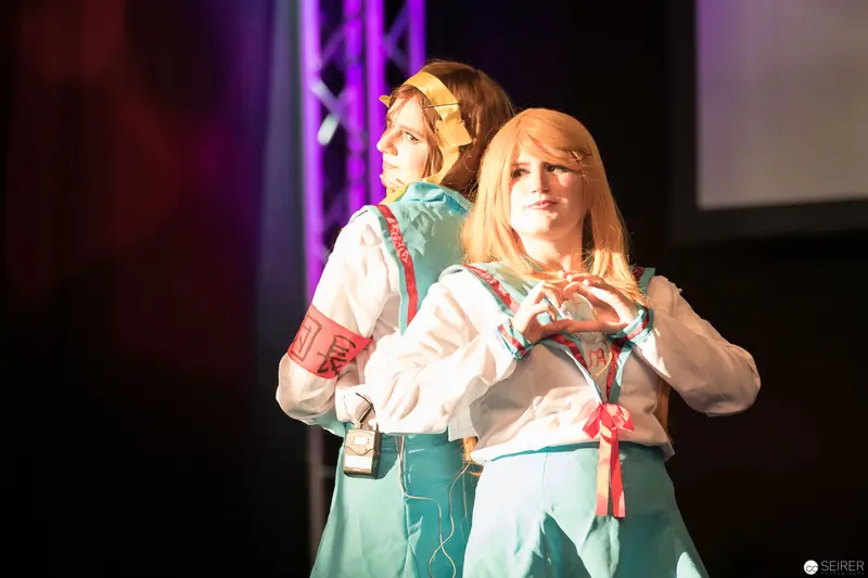 AniNite 2018 Cosplay Performance: Blonde Performers in White and Teal Costumes