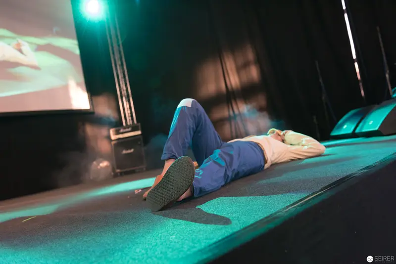 AniNite 2018: Performer Collapsed on Stage Under Turquoise Lighting