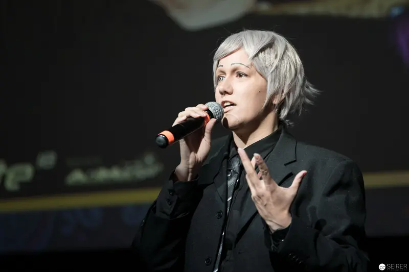 AniNite 2018: Silver-Haired Performer Delivering Passionate Vocal Performance